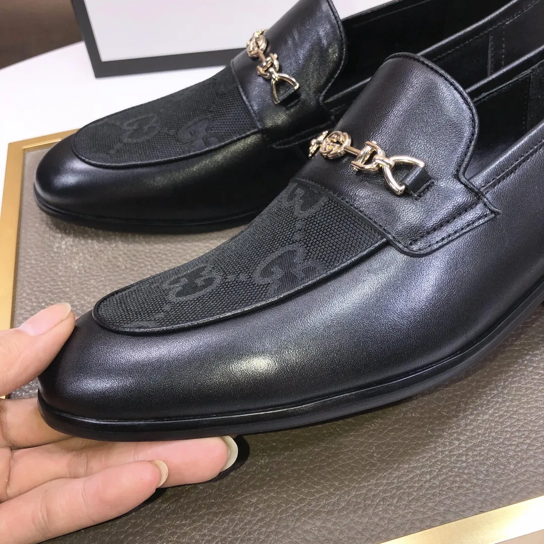 Factory batch 500💰Italy’s top luxury men’s shoe giant (GUCCI) (Gucci) (full cowhide lining) new arrival🍃Original European style🔰 Pleasant to the eye😍In order to make the shoes more durable and non-deformable🌀The production continues to follow traditional methods but there is still no lack of innovation💪The original sheepskin is selected for the leather♻️Smooth, natural and extra bright⭐Made of imported cowhide The rich man’s first choice 38-45 (45 customized)